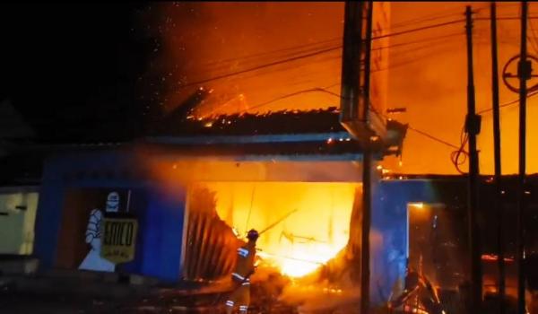 Kebakaran Hebat Lalap Toko Bangunan di Lebakwangi, Kerugian Ditaksir Nyaris Rp2 Miliar
