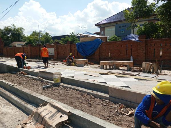 Atasi Genangan, DPUPR Nganjuk Perbaiki Drainase dan Pedestrian Jalan Brantas