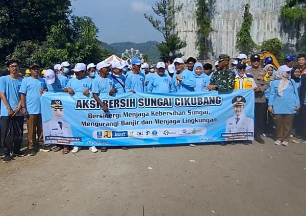 Cegah Banjir, DLH dan PUPR Kabupaten Serang Bersihkan Sungai Cikubang dari Sedimentasi dan Sampah
