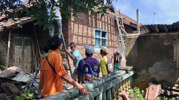 Rumah Warga Japara Tersambar Petir, Elektronik hingga Atap Alami Kerusakan
