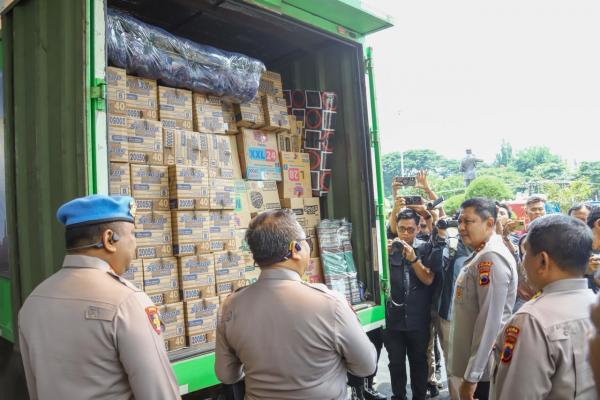 Pengiriman Logistik Besar-besaran ke Sumatera, 5 Truk Bantuan dan Donasi Rp2,2 Miliar
