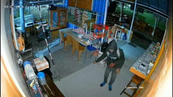 Pria Berpakaian Ninja Gondol Uang dan HP di Sebuah Cafe di Tuban