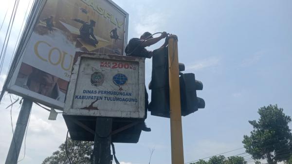 Sering Konslet Saat Hujan, Dishub Tulungagung Lakukan Perawatan Trafic Light