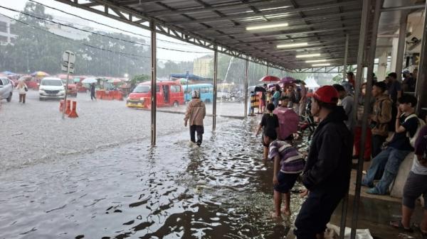 Depok Dikepung Banjir, Jasa Ojek Payung Laris Manis