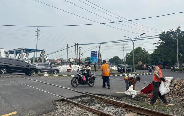 Hati-hati! Ada Perbaikan Geometri Jalan Rel di Perlintasan Jalan Madukoro-Kokrosono Semarang