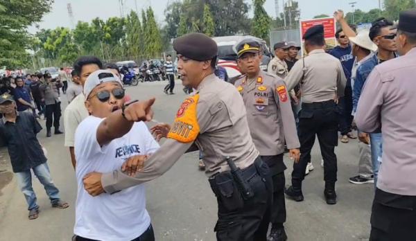 Saling Kejar hingga Lempar Batu, Demonstrasi di Majakerta Indramayu Memanas