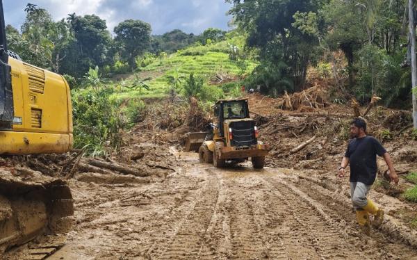 Polda Riau Terobos Titik Longsor Untuk Buka Akses 1500 Jiwa yang Teroslir di Palembayan Agam
