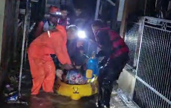 Personel Polres Cimahi dan Polsek Margaasih Gunakan Perahu Karet Evakuasi Korban Banjir
