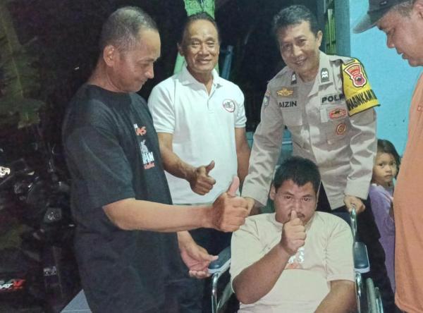 Disabilitas Warga Sokawera Terima Bantuan Kursi Roda dari Sekda Banyumas
