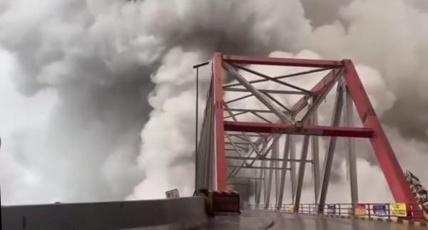 Banjir Lahar Hujan Semeru Tutup Jalur Lumajang–Malang, Dua Rumah Rusak Tersapu Material