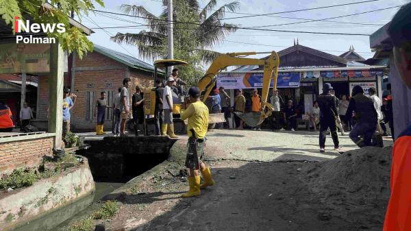 Pemda Polman Kerahkan Satpol PP hingga DLHK untuk Pemulihan Pasca Banjir Kenje