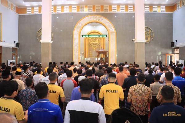 Polres Bojonegoro Gelar Shalat Gaib dan Donasi untuk Korban Bencana di Sumatera