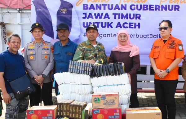 Khofifah Terbang ke Aceh, Serahkan Bantuan Rp3,8 Miliar untuk Korban Banjir dan Longsor