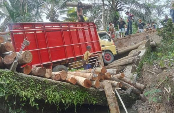 Jembatan Penghubung Empat Desa di Cimanggu Pandeglang Ambruk, Akses Warga Lumpuh Total
