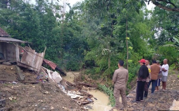 Hujan Deras Picu Longsor Tebing Sungai di Bubulan, Dinas PU SDA Bojonegoro Turun Tangan