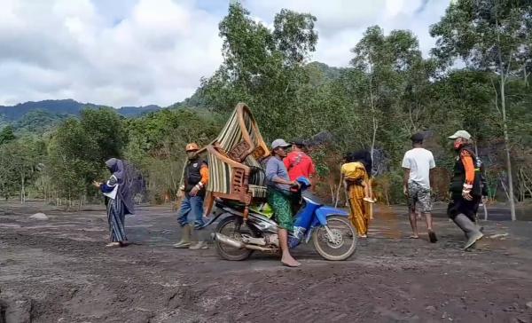 Banjir Lahar Semeru Timbun Permukiman, Warga Sumberlangsep Mulai Mengungsi