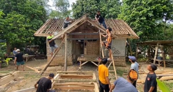 Warga Lebak Gotong Royong Bangun Rumah Janda Enam Anak yang 20 Tahun Tinggal di Rumah Reyot