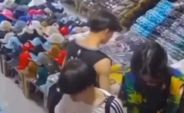 Viral! Aksi Turis Jepang Curi Baju di Toko Oleh-Oleh Bali, Gak Sadar Aksinya Terekam CCTV