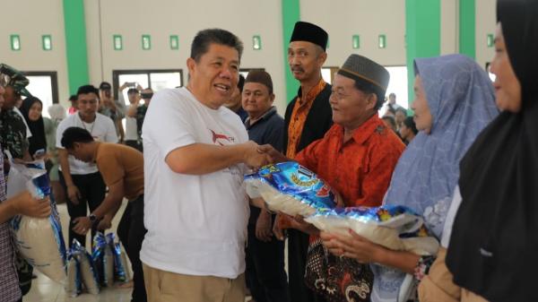 Rayakan HUT ke-25 Babel, Gubernur Hidayat Turun ke Desa Bagikan Ratusan Paket Sembako