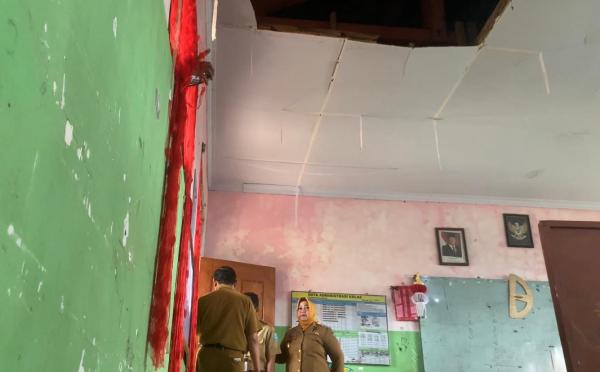 Atap Ruang Kelas SDN 2 Singgahan Rusak, Plt Bupati Ponorogo Minta Segera Ada Perbaikan