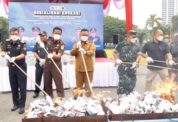 Musnahkan 9,8 Juta Rokok Ilegal, Gresik Selamatkan Rp9,63 Miliar Uang Negara