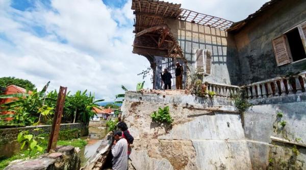 TPT Sungai Citamba Tergerus Longsor, Dapur Rumah Rusak Parah