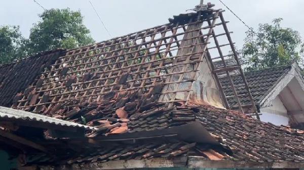 Diterjang Angin Putting Beliung, 283 Rumah di Tuban Rusak, Warga Kerja Bakti Perbaiki Rumah