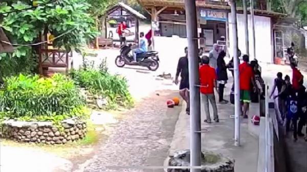 Viral, CCTV Rekam Detik-Detik Pencuri Gasak Motor Matik di Tuban dengan Santai