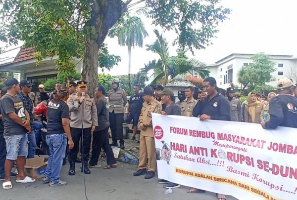 Kantor Bupati dan DPRD Jadi Sasaran Demo Antikorupsi, Kapolres Jombang Turun Temui Massa