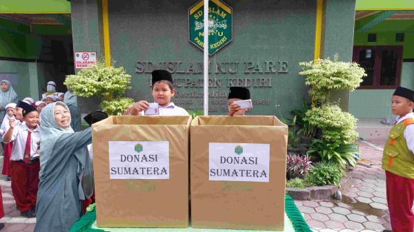Ratusan Siswa SD NU Pare Galang Donasi untuk Korban Bencana Sumatera, Belajar Tanamkan Rasa Peduli S
