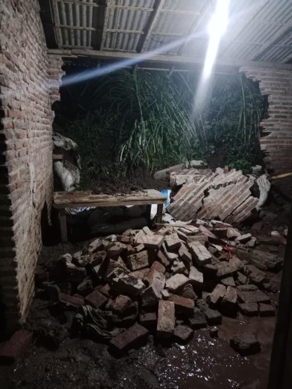 Tebing Longsor Hantam Rumah Warga di Mlandingan