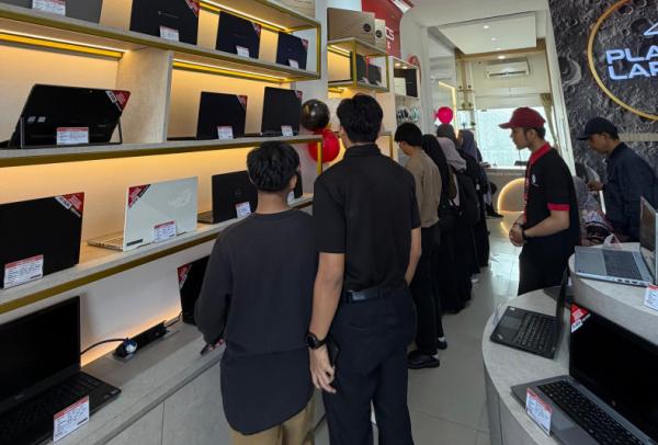 Ribuan Mahasiswa di Depok Berebut Laptop untuk Bertahan di Dunia Akademik
