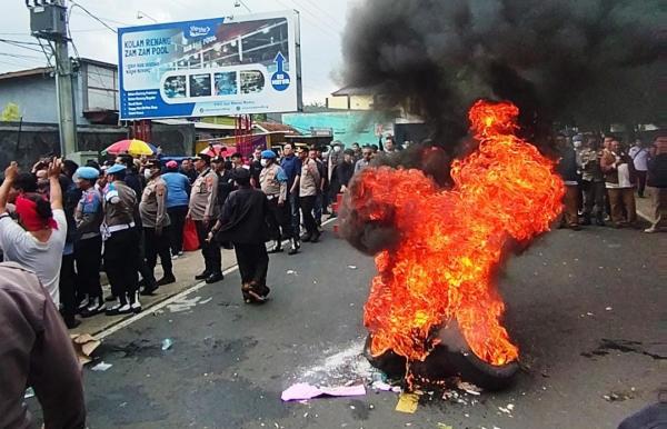 Demo Balai TNGC Kuningan Sempat Ricuh, Massa Bakar Ban Bekas