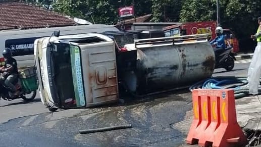 Truk Pengangkut Limbah Warung Soto Terguling di Teras Boyolali, Sopir Selamat dan Jalan Sempat Macet