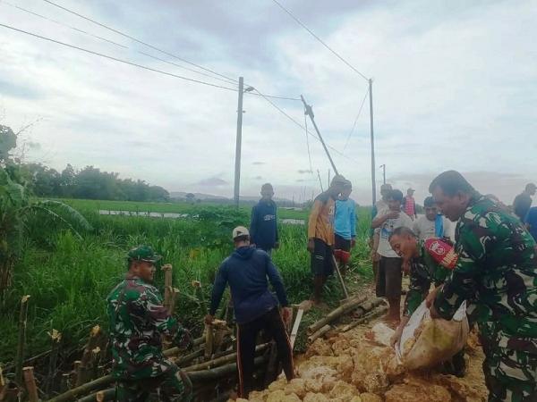 Antipasi Longsor, Warga Kalipang Dan Anggota Koramil Gabus Perbaiki Tanggul Jembatan Yang Ambles