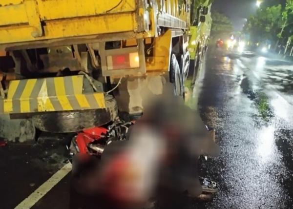 Tabrak Truk Parkir di Jalan Raya Bojonegoro–Babat, Pemotor Perempuan Tewas di TKP