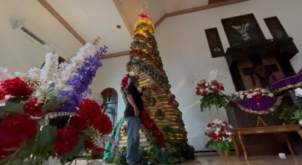 Kreativitas Unik! Ini Makna Pohon Natal dari Bambu Sambut Perayaan Natal 2025 di GKJW Jombang