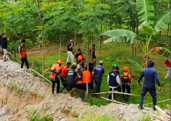 Tim SAR Temukan Pelajar Hanyut di Sungai Cisanggarung, Kondisi Meninggal