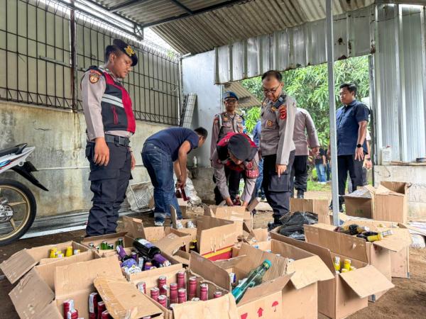 Kandang Ayam di Cirebon Disulap Menjadi Gudang Miras, Ratusan Botol Miras Disita Polisi.