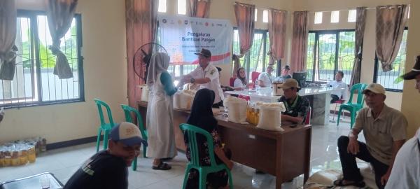 Desa Purwamekar Salurkan Beras dan Minyak Goreng kepada Warga Kurang Mampu