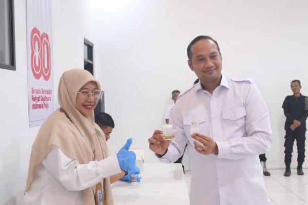 Pastikan Pegawai dan Warga Binaan Bebas Narkoba, Lapas Serang Gelar Tes Urine Massal