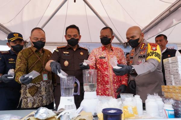 92 Perkara Inkracht, Kejari Bekasi Musnahkan Obat Terlarang dan Jutaan Rokok Ilegal