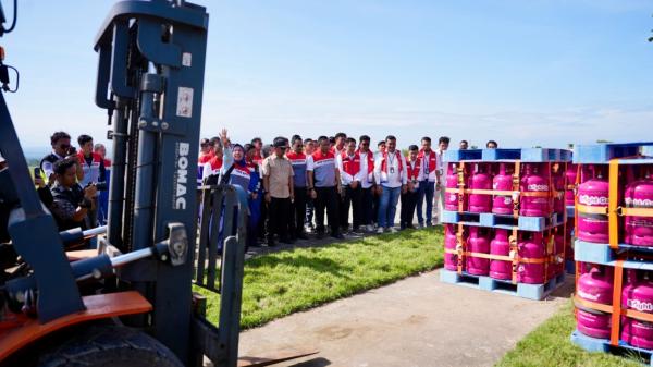 Aksi Langit Pertamina: 144 Tabung Bright Gas Diterjunkan ke Bener Meriah Pakai Helikopter Sling Load