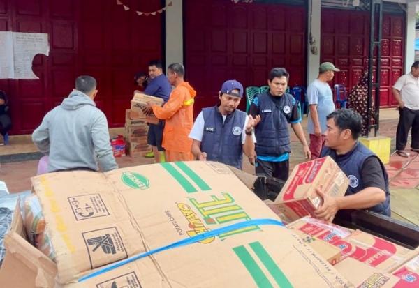 Tim Jurnalis Batam Sasar Desa Terisolir Solok Salurkan Bantuan Pakaian untuk Korban Galodo