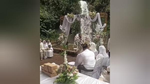 Viral! Pasangan Gelar Akad Nikah di Bawah Air Terjun Curug Dayang Sumbi