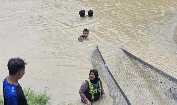 Aksi Polwan Brigpol Titis Ikut Terjun di Sungai Lusi, Bantu Cari Tiga Remaja