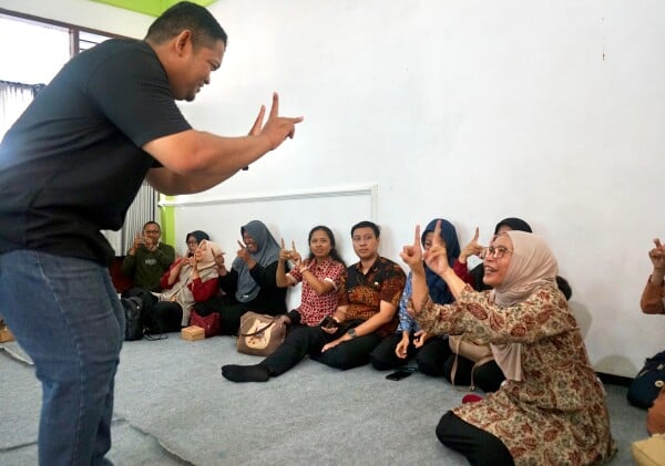 Belajar Bisindo dari Teman Tuli Bojonegoro: Ketika Gerakan Tangan Menyatukan Semua Kalangan