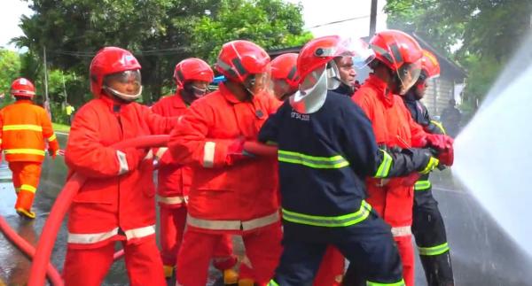Sigap Hadapi Situasi Darurat, Pertamina Patra Niaga Latihan Penanganan Kebakaran Truk Skid Tank