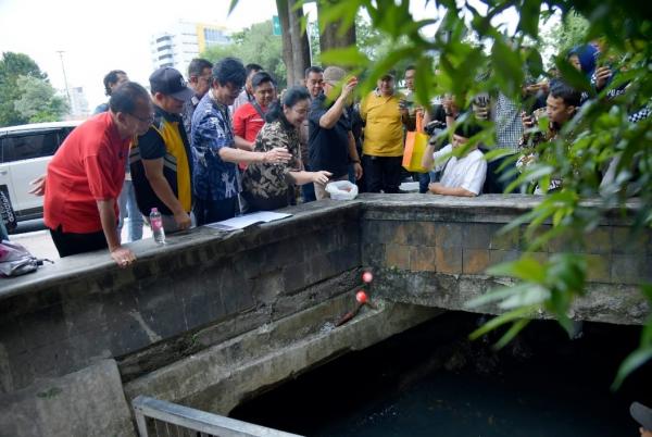 Agustina Coba Terapkan Bola GPS Pintar Guna Deteksi Sumbatan Drainase di Simpang Lima