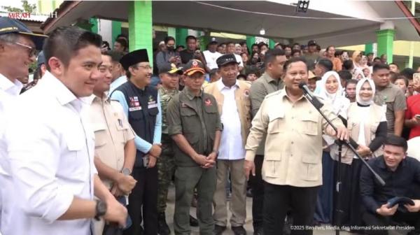 Momen Kocak Presiden Prabowo Saat Kunjungi Pengungsi Langkat: Seskab Teddy Jadi Sasaran Candaan